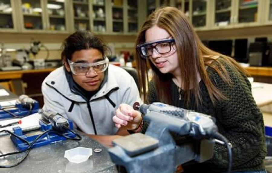 Lindsay Rait '17 in the lab
